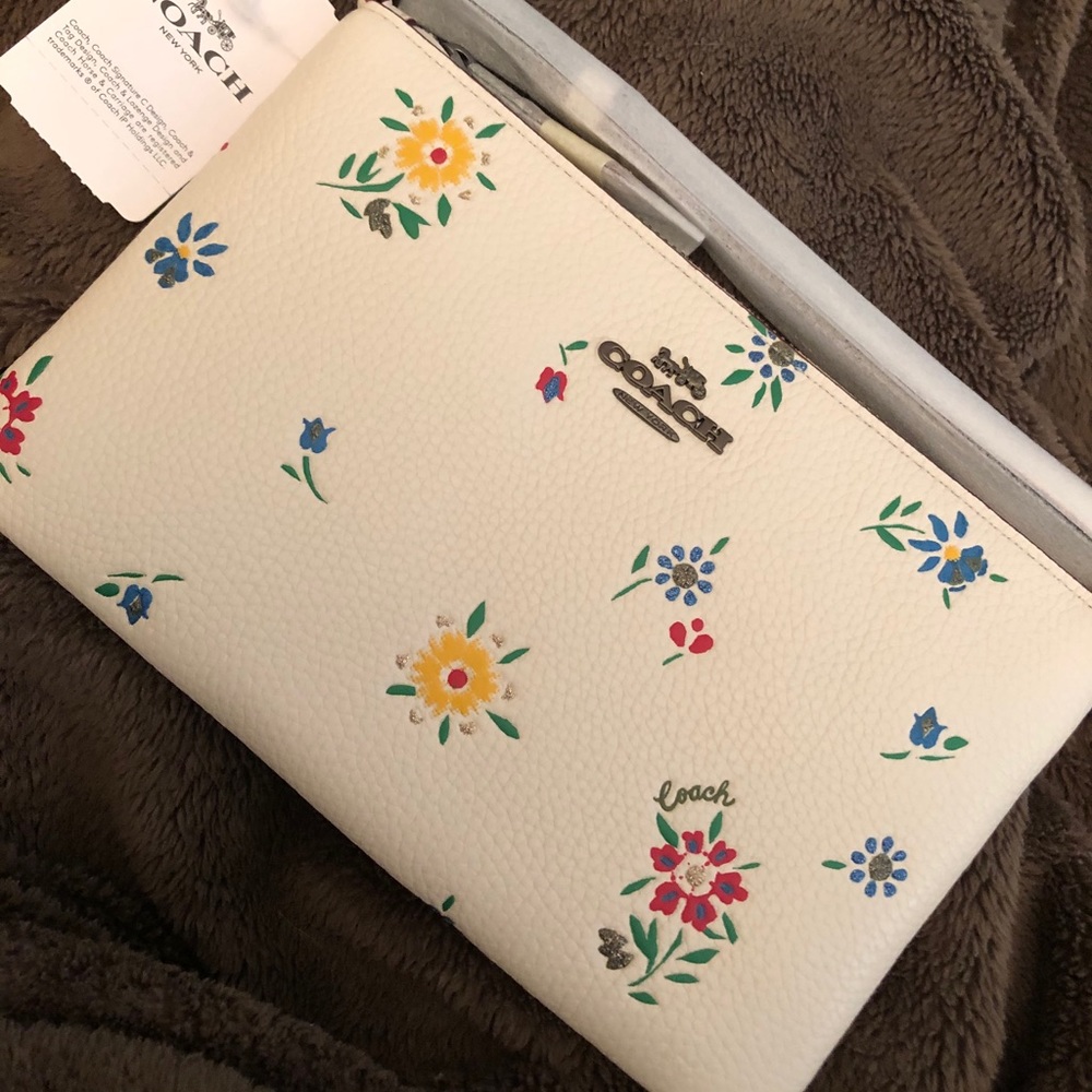 NWT Coach RARE Gorgeous Large Wild Flower Wristlet!! HOST PICK!! - Picture 3 of 5